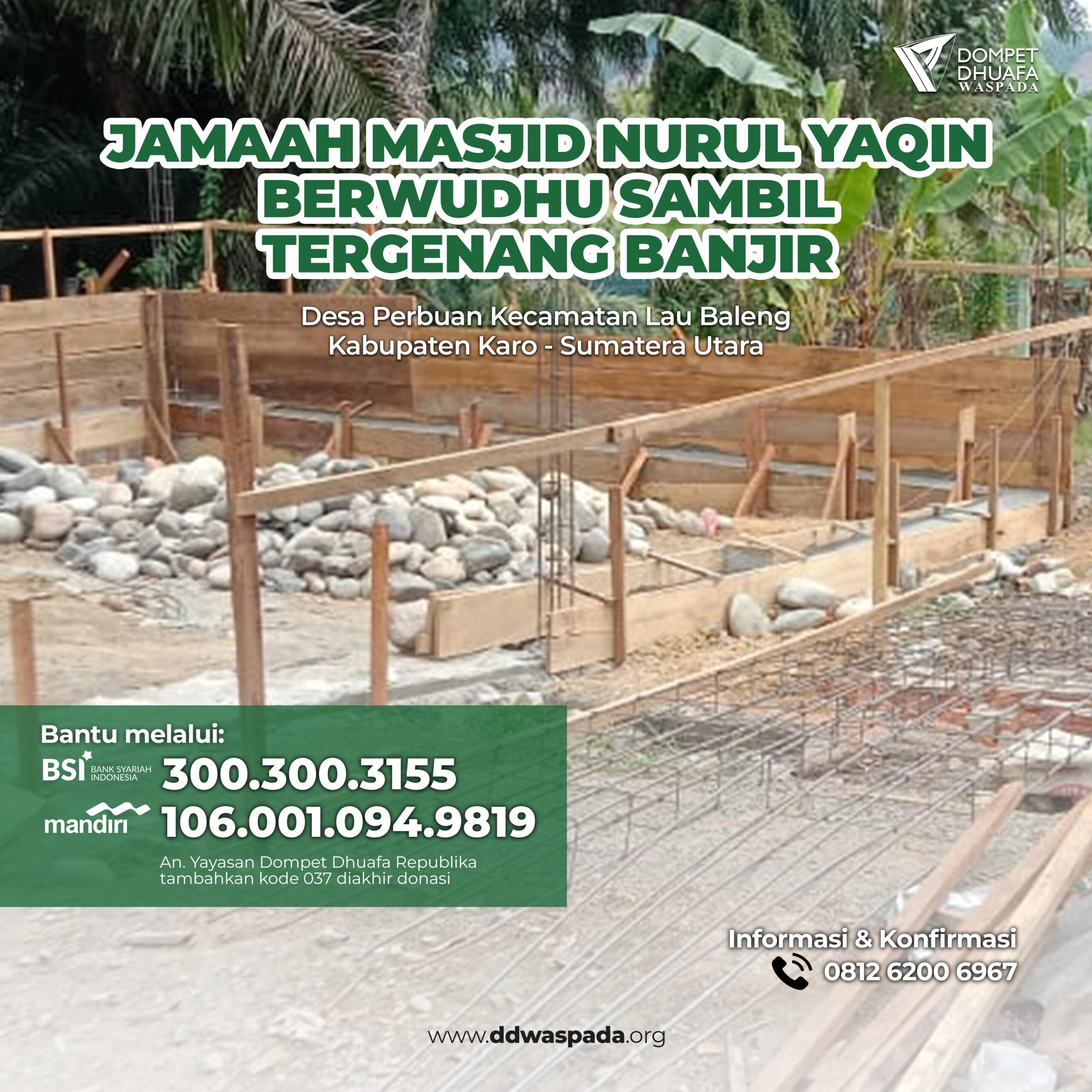 Jamaah Masjid Nurul Yaqin Berwudhu Sambil Tergenang Banjir